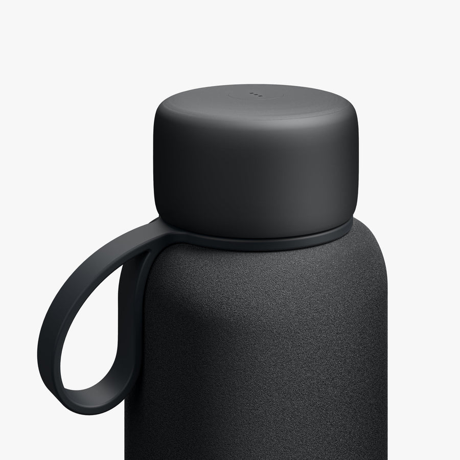 500 mL / Carbon Black | Close-up view of lid and strap of 500mL Kiyo UVC Bottle in Carbon Black