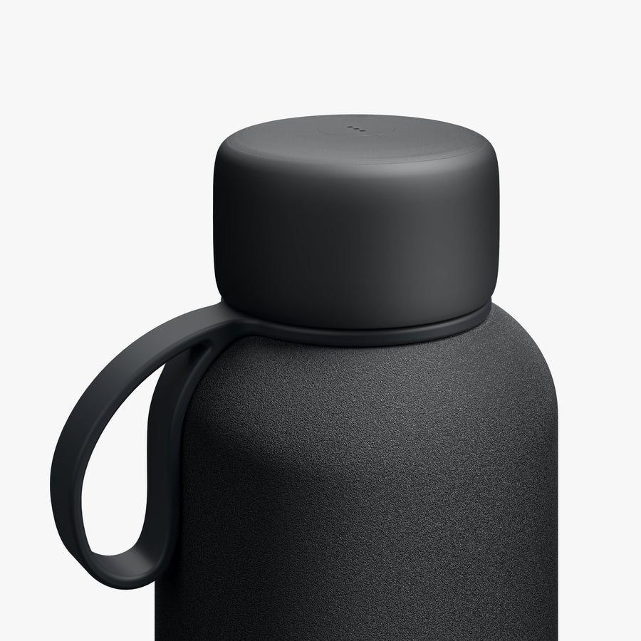 750 mL / Carbon Black | Close-up view of lid and strap of 750 mL Kiyo UVC Bottle in Carbon Black
