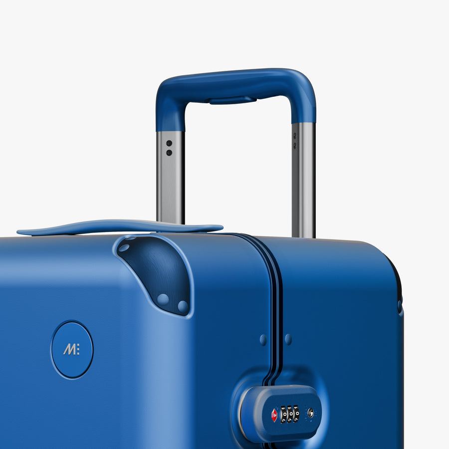 Coastal Blue | Close-up view of the logo detail on the Hybrid Trunk Medium in Coastal Blue