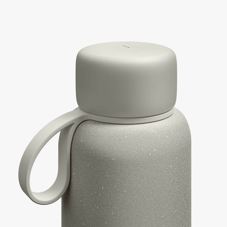 500 mL / Castle Rock | Close-up view of lid and strap of 500 mL Kiyo UVC Bottle in Castle Rock