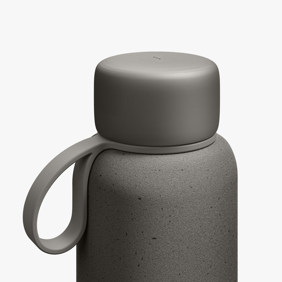 500 mL / Graphite | Close-up view of lid and strap of 500 mL Kiyo UVC Bottle in Graphite