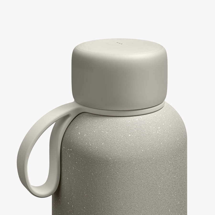 750 mL / Castle Rock | Close-up view of lid and strap of 750 mL Kiyo UVC Bottle in Castle Rock